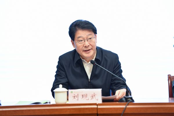 刘现武副院长主持会议并作会议总结_副本.jpg